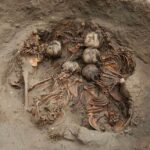 Una tumba contenía los restos de lo que los expertos creen que son cinco niñas.  Se colocaron cabeza a cabeza y sus cuerpos formaron un círculo.
