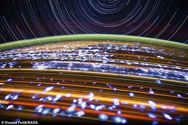 Un astronauta de la NASA capturó rastros de estrellas desde el espacio (en la parte superior de la imagen de arriba) a bordo de la Estación Espacial Internacional
