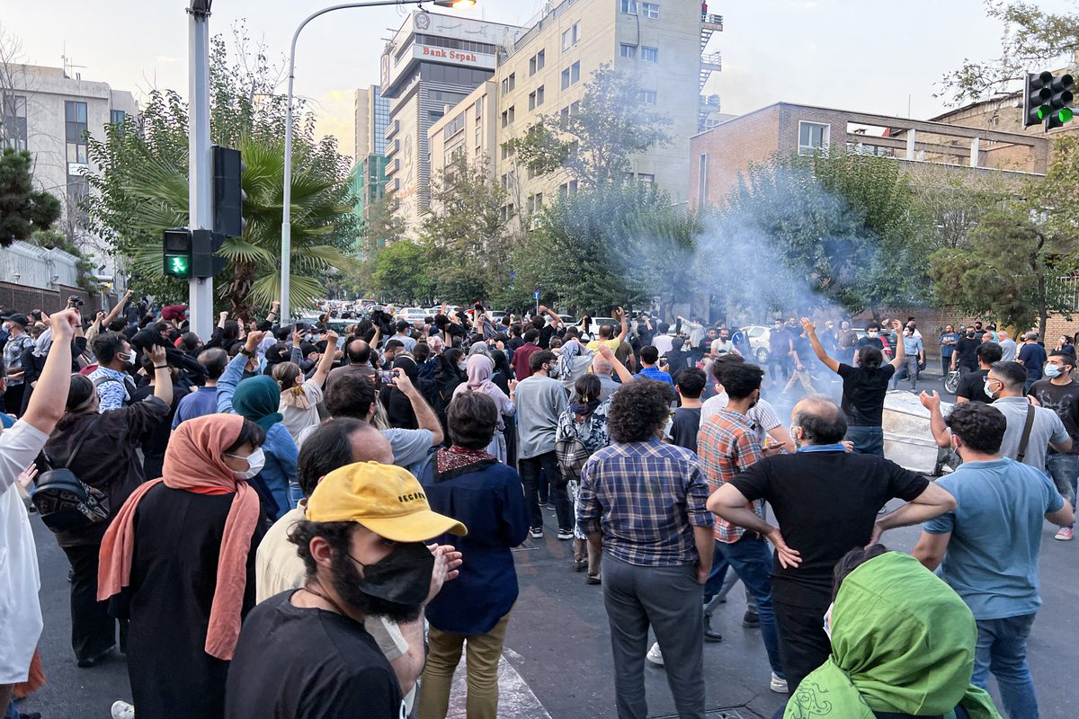 Irán bloquea el acceso a Internet, se reportan decenas de muertos mientras crecen las protestas de Amini
