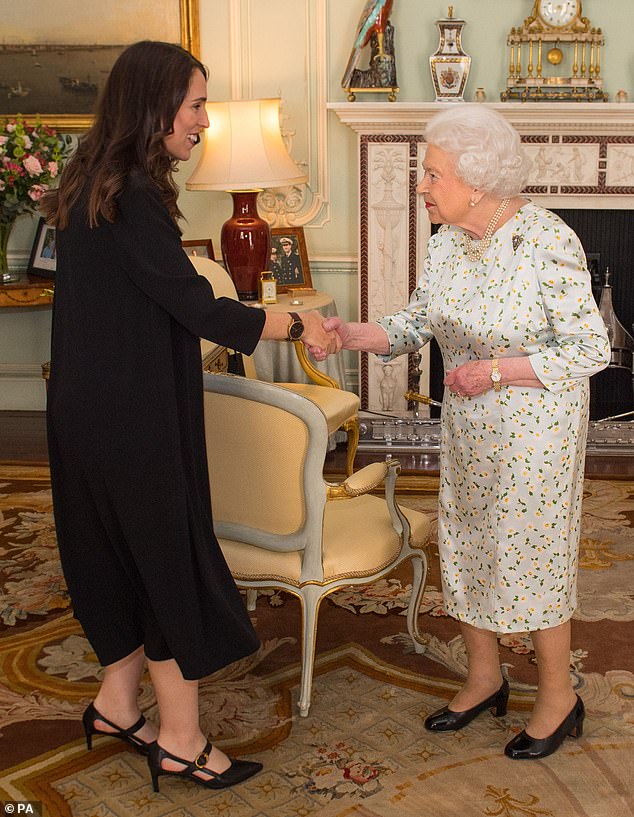 La primera ministra de Nueva Zelanda, Jacinda Ardern, es recibida por la Reina en el Palacio de Buckingham, durante una reunión en 2018.
