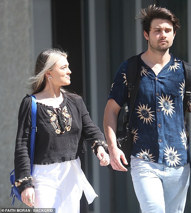 Jack Higgs (en la foto, a la derecha, con su pareja Tash Peterson), es vegano.  Le dijo a Daily Mail Australia que no tiene ningún problema con que ella exponga su cuerpo en público como parte de su actividad de protesta.
