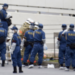 Oficiales de policía y bomberos investigan en el sitio donde un hombre que protestaba por un funeral de estado del ex primer ministro japonés Shinzo Abe se prendió fuego, cerca de la residencia oficial del primer ministro Fumio Kishida en Tokio, Japón, 21 de septiembre de 2022 (Kyodo)