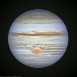 Fascinante: Júpiter está haciendo su acercamiento más cercano a la Tierra en 59 años.  Un astrofotógrafo aprovechó esto para capturar al gigante gaseoso con un detalle tan extraordinario que parece una canica flotando en el espacio.