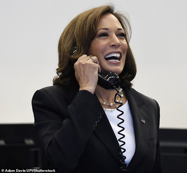 La vicepresidenta Kamala Harris se cortó el viernes de su llamada con los astronautas a bordo de la Estación Espacial Internacional cuando orbitó fuera de alcance.