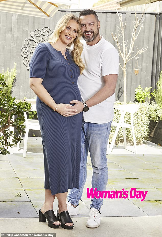 La ganadora de Australian Idol, Kate DeAraugo, de 36 años, (izquierda) ha anunciado que tiene 32 semanas de embarazo de su primer hijo.  Aparece en la foto con su pareja, la constructora de Melbourne Shannon Riseley, de 40 años.