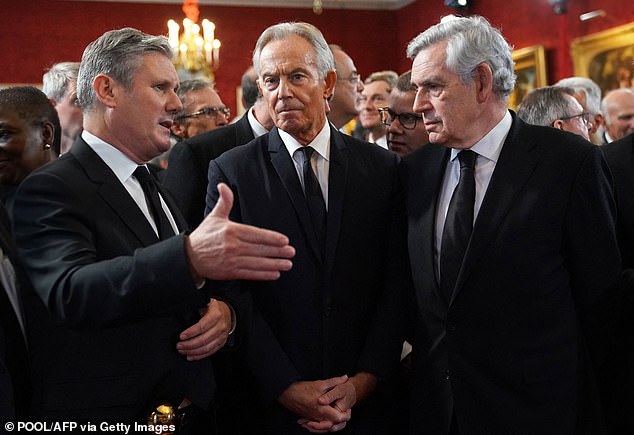 El líder laborista Sir Keir Starmer (izquierda) con los ex primeros ministros Tony Blair (centro) y Gordon Brown (derecha).  En medio de una creciente confianza en el partido de Sir Keir sobre las próximas elecciones, él reciclará directamente la afirmación de su predecesor, el Sr. Blair, de que los laboristas representan el ¿ala política del pueblo británico¿.