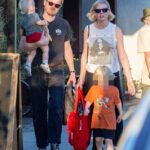 Salida familiar: Kirsten Dunst usó una camiseta de Cher mientras disfrutaba de una cena familiar con su esposo Jesse Plemons y sus hijos pequeños en Los Ángeles el miércoles, después de casarse en Jamaica.