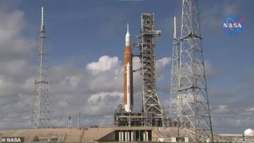La NASA está haciendo rodar el cohete Artemis I Space Launch System (SLS) y la cápsula Orion de regreso al edificio de ensamblaje de vehículos esta noche.  En la foto, el cohete que se encuentra actualmente en la plataforma de lanzamiento.