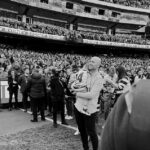 Jordan Ablett publicó una dulce foto del momento en que su esposo, Gary Ablett Jr, abrazó a su hijo, Levi, en el campo el sábado antes de la gran final de la AFL (en la foto)