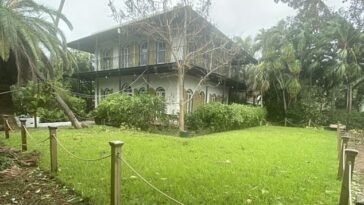 La famosa casa de Ernest Hemingway en los Cayos de Florida sigue en pie después de estar en la línea de fuego del huracán Ian mientras se precipitaba sobre el estado del sol.