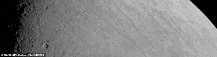 De cerca y personalmente: la nave espacial Juno de la NASA tomó su primera fotografía de la luna Europa de Júpiter, capturando la superficie cubierta de hielo con extraordinario detalle