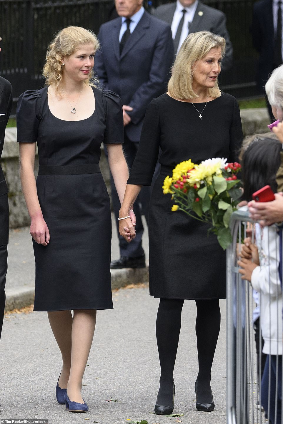 Lady Louise Windsor (en la foto con su madre Sophie Wessex) se unió a otros miembros de la familia real para asistir a un servicio en Crathie Kirk, Balmoral en Escocia, luego de la muerte de la reina Isabel.