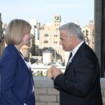 Lapid elogia el comentario del primer ministro del Reino Unido sobre el posible traslado de la embajada a Jerusalén