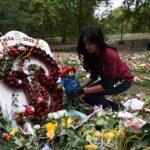Se dejaron paddingtons y flores en homenaje a Su Majestad después de su muerte a los 96 años, y cientos de ositos quedaron atrás.