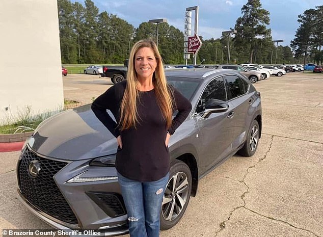 Michelle Reynolds, de 48 años, fue reportada como desaparecida el jueves después de que le dijo a su esposo que iba a salir a buscar comida.  Su camioneta Lexus fue ubicada más tarde en Nueva Orleans, con sus pertenencias aún adentro.