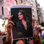 Las mujeres se cortan el pelo para exigir justicia para Mahsa Amini