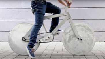 Le preguntamos a un poseedor del récord mundial cuánta potencia se necesita para andar en una bicicleta de cemento de 134,5 kg.