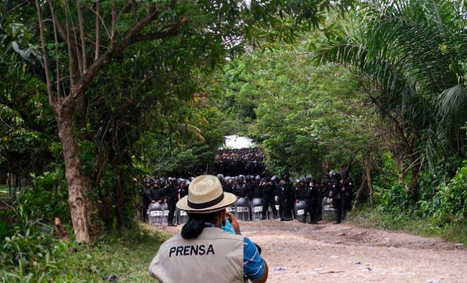 Liberan a periodista que denunció brutalidad policial en Guatemala