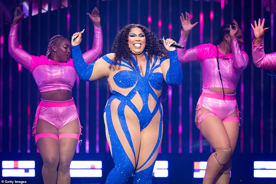 Superestrella: Lizzo hizo una exhibición chisporroteante cuando dio inicio a su muy esperado The Special Tour en FLA Live Arena en Sunrise, Florida, el viernes por la noche.