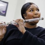Lizzo hace historia al tocar una flauta de cristal de 200 años en el escenario