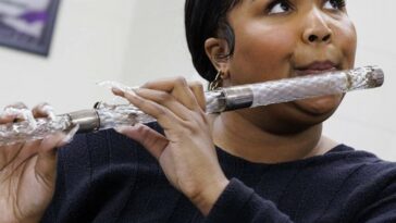 Lizzo hace historia al tocar una flauta de cristal de 200 años en el escenario