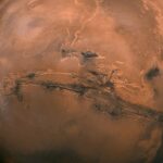 Los científicos han descubierto nueva evidencia que sugiere que podría haber agua líquida en Marte, un gran avance en nuestros esfuerzos para determinar si el Planeta Rojo alguna vez albergó vida.