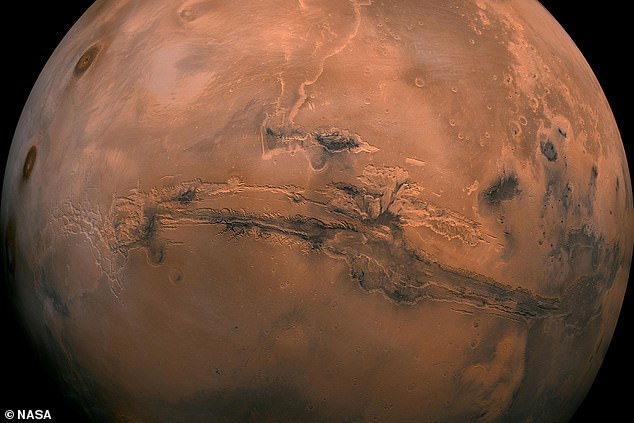 Los científicos han descubierto nueva evidencia que sugiere que podría haber agua líquida en Marte, un gran avance en nuestros esfuerzos para determinar si el Planeta Rojo alguna vez albergó vida.