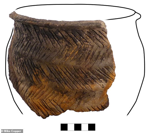 Fragmento de cerámica grande y reconstrucción de un frasco holgado acanalado de Loch Langabhat en las Hébridas Exteriores de Escocia