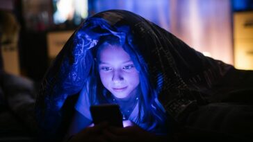 Los niños de diez años que usan más las redes sociales duermen peor: este grupo de edad ahora solo duerme 8.7 horas por noche en promedio.
