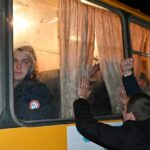 Los hombres rusos suben a los autobuses cuando son enviados a Ucrania, y Kyiv afirma que los están arrojando al frente sin entrenamiento.