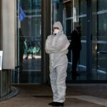 El Cuerpo de Bomberos de Bruselas le dijo a The Brussels Times que a la sede, llamada The Berlaymont, se le había enviado un sobre con el polvo blanco.  En la foto: un investigador en un traje de materiales peligrosos