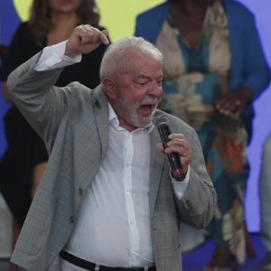 Lula amplía la brecha sobre Bolsonaro a 15 puntos: sondeo en Brasil