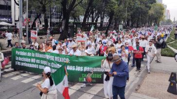 Miles de mexicanos marchan por la paz y contra la militarización de la seguridad pública de AMLO