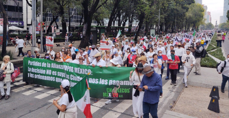 Miles de mexicanos marchan por la paz y contra la militarización de la seguridad pública de AMLO