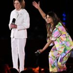 La presidenta de la Cámara de Representantes de EE. UU., Nancy Pelosi (izquierda), fue abucheada en el escenario del Festival Global Citizens el sábado por la noche después de ser presentada por la actriz india Priyanka Chopra Jonas (derecha), esposa del cantante Nick Jonas.