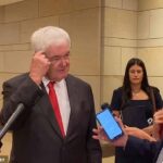 Vestido con un traje oscuro y una corbata roja, Gingrich pareció ignorar al reportero antes de volverse hacia él y decir: