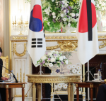 El primer ministro de Corea del Sur, Han Duck-soo (izquierda), habla con el primer ministro japonés, Fumio Kishida, en Tokio el miércoles por la mañana en la casa de huéspedes estatal del Palacio de Akasaka.  (Yonhap)