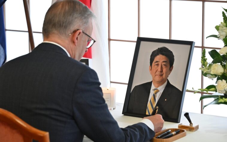 PM llega a Japón para funeral y reuniones