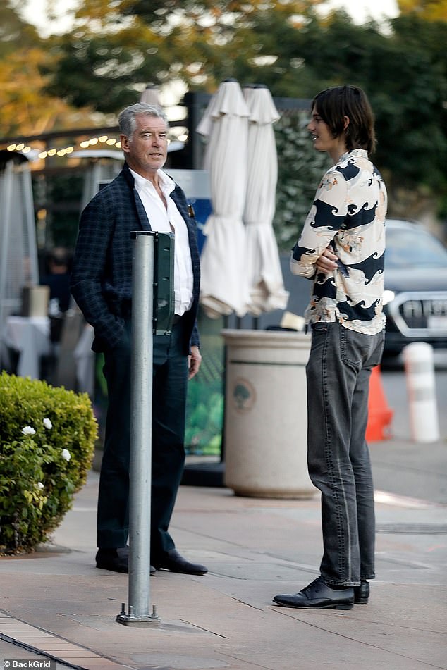 Familia: Pierce Brosnan se veía muy elegante cuando salió a cenar en Brentwood, California el lunes con su esposa Keely Shay Smith y su hijo Dylan, (en la foto)