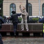 Policía rusa bloquea protestas de movilización y arresta a cientos