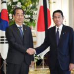 El primer ministro japonés, Fumio Kishida (derecha), y el primer ministro surcoreano, Han Duck Soo, se dan la mano antes de sus conversaciones en la Casa de Huéspedes del Estado en Tokio el 28 de septiembre de 2022. (Kyodo)