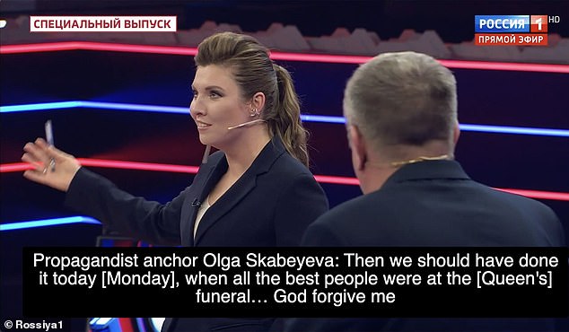 Olga Skabeyeva, una propagandista apodada la 'Muñeca de hierro' de Putin, sugirió anoche que Rusia debería haber bombardeado el funeral de la reina.