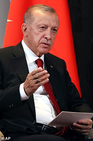 El presidente de Turquía, Recep Tayyip Erdogan, hace un gesto mientras habla con Putin durante la cumbre de la OCS en Samarcanda, Uzbekistán, el viernes 16 de septiembre de 2022.