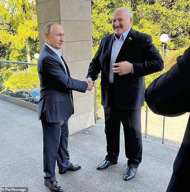 Alexander Lukashenko (derecha) le da la mano a Vladimir Putin en una reunión en Sochi, Rusia.