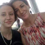 La víctima de 19 años de un horrible accidente de scooter eléctrico puede revelarse como Laura Wallace (en la foto con su madre Jay)