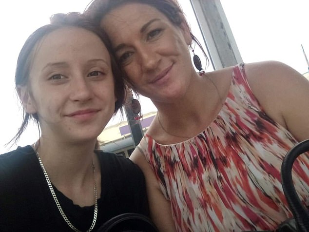 La víctima de 19 años de un horrible accidente de scooter eléctrico puede revelarse como Laura Wallace (en la foto con su madre Jay)