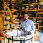 Shadi: de vendedora de libros de la escuela en la acera a conocedora de libros y dueña de una librería