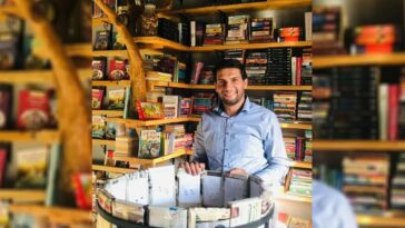 Shadi: de vendedora de libros de la escuela en la acera a conocedora de libros y dueña de una librería