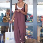 La estrella de Home and Away Sharni Vinson, de 39 años, (en la foto) parecía sorprendida cuando reaccionó a algo en su teléfono mientras paseaba a su perro en Sunshine Coast el domingo.