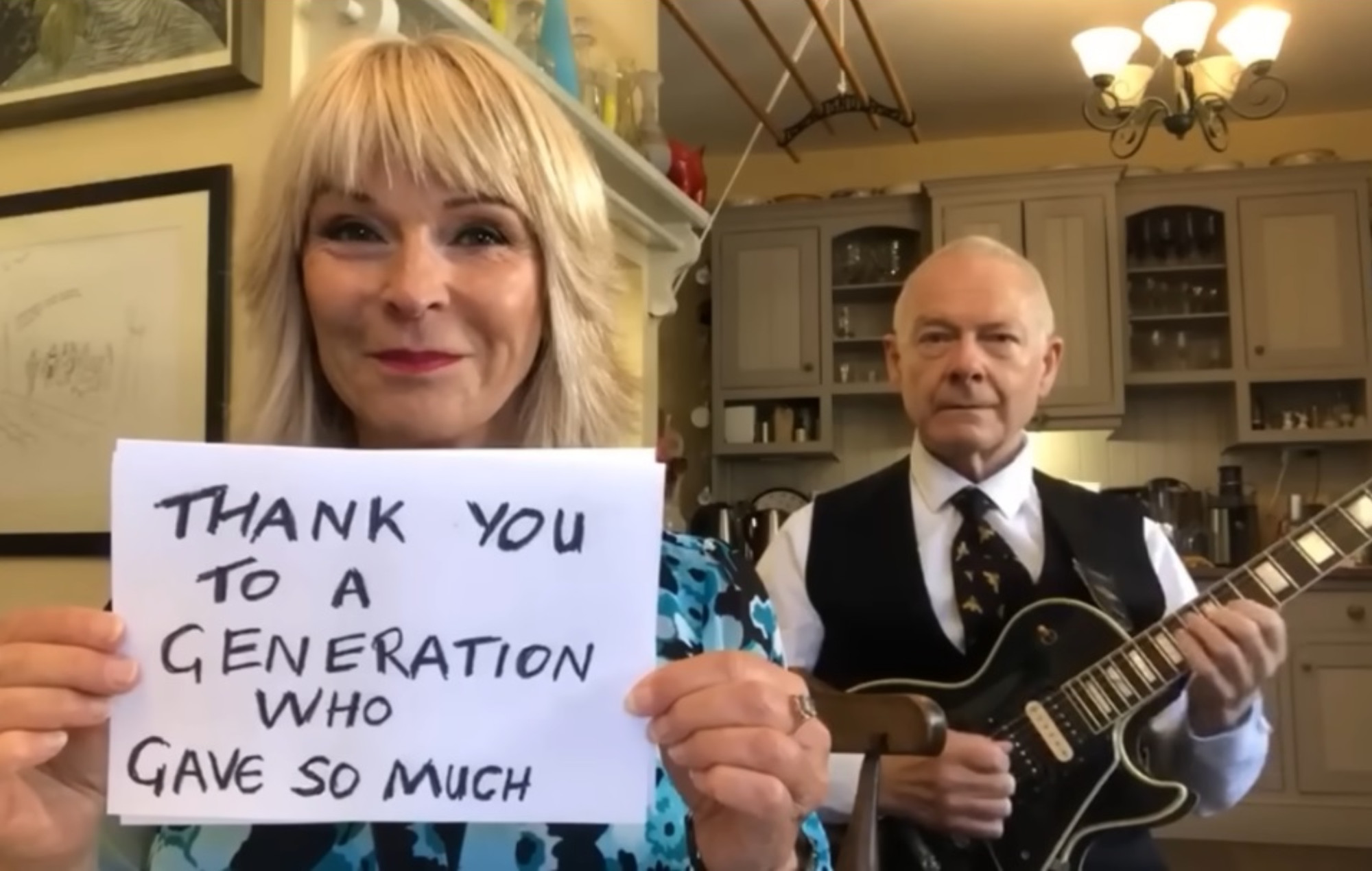 Toyah Willcox y Robert Fripp dedican la portada de 'Heroes' de David Bowie a la reina Isabel II